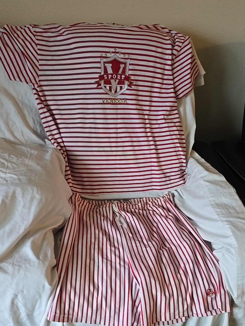 Womens sz 18/20 Striped Red and White Lounge Set with Crest